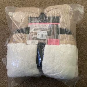 Unopened premium Sherpa throw